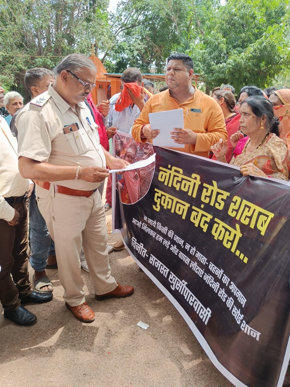 दो शराब दुकानों ने 4 वार्ड के वासियों का जीवन बनाया नरक, शराब दुकान बंद कराने नागरिकों ने निकाली पदयात्रा, किया छावनी थाने का घेराव, क्या कहा पार्षद ने देखे वीडियो
