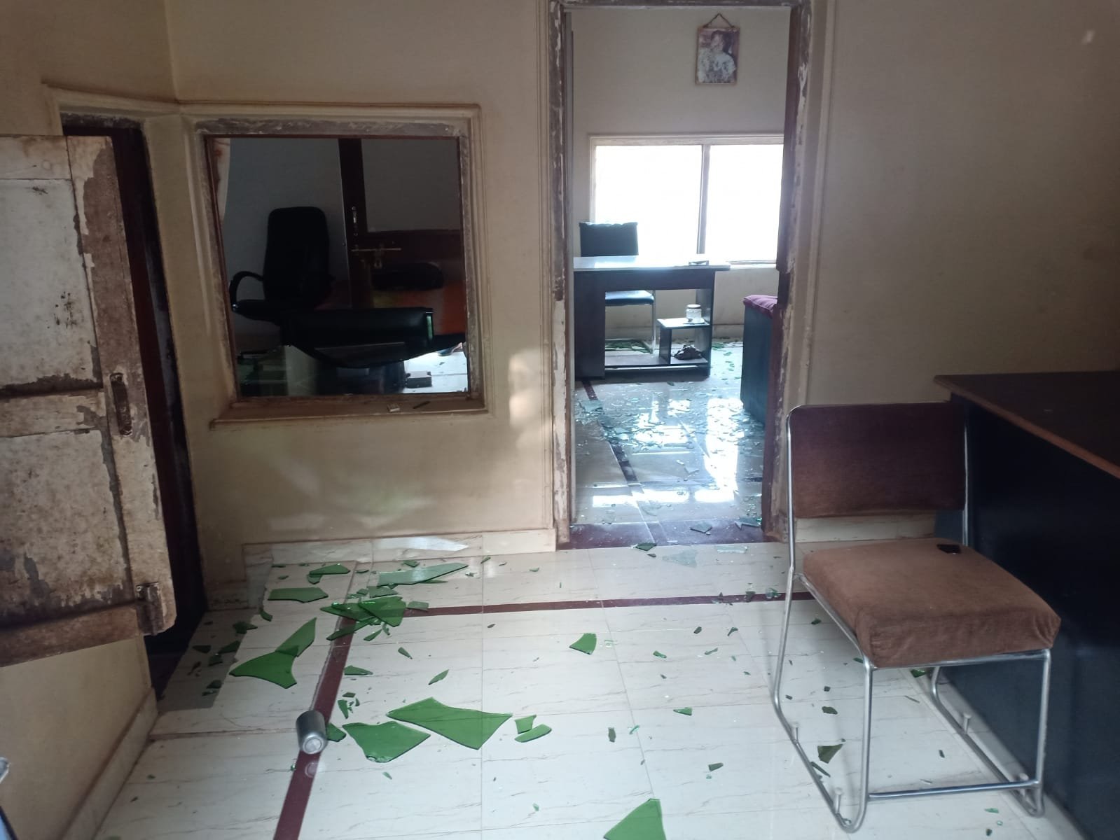 छाटा के पत्थर खदान में नशे में धुत आरोपियों ने मचाया ताण्डव, कार्यालय के कांच तोड़े, घटना से सहमा चौकीदार, उतई पुलिस ने आरोपियों को लिया हिरासत में