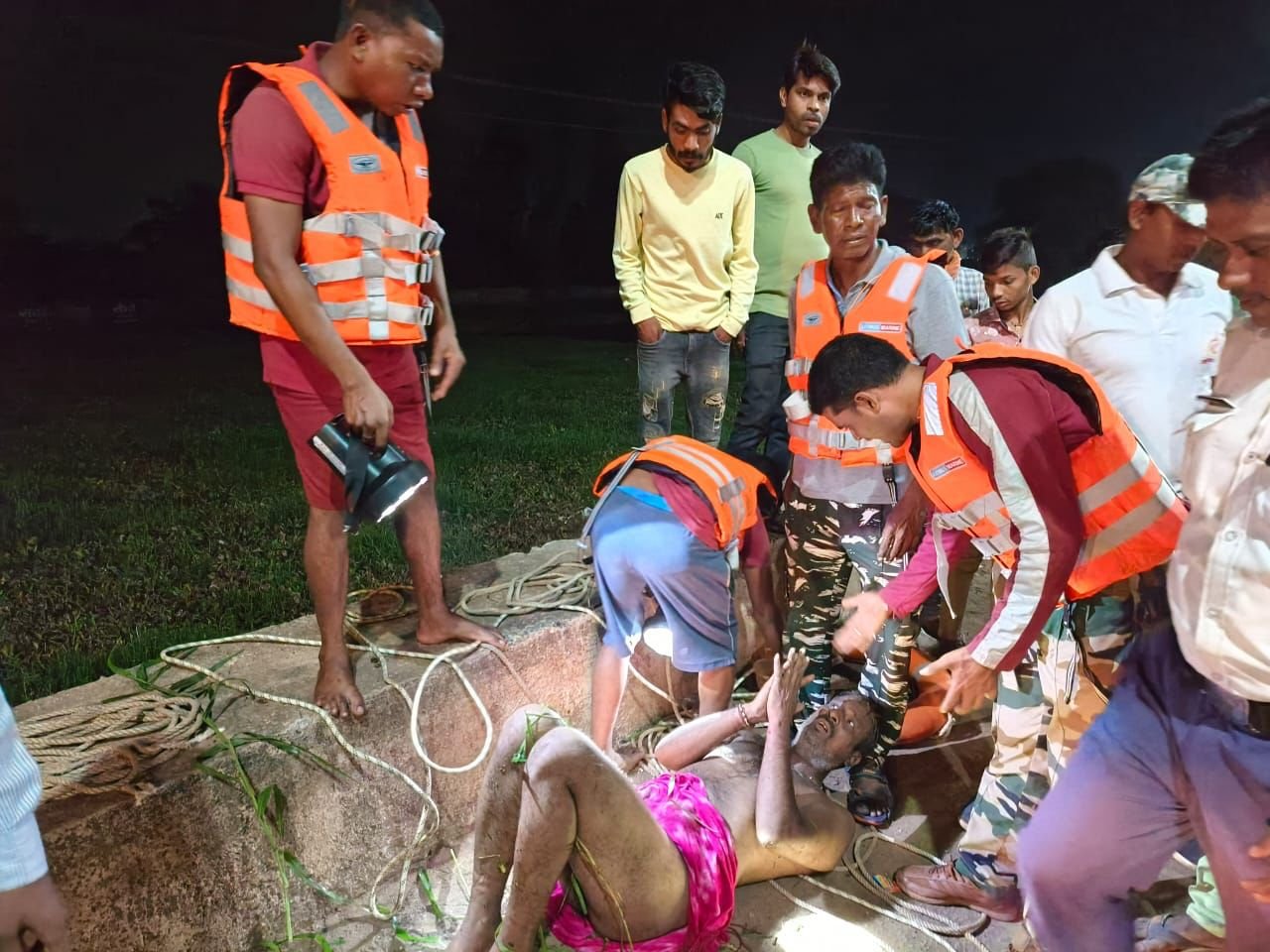 पुलगांव नाले में कूदे विक्षिप्त की एसडीआरएफ दुर्ग के जवानों ने बचाई जान, रात में चलाया रेस्क्यू ऑपरेशन पुलगांव नाले में कूदे विक्षिप्त की एसडीआरएफ दुर्ग के जवानों ने बचाई जान, रात में चलाया रेस्क्यू ऑपरेशन