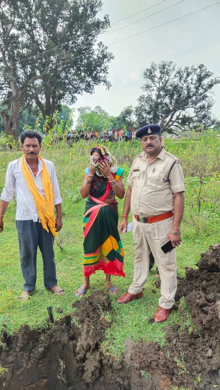 पांडा तराई पुलिस ने पेश की मानवता की मिसाल, सगे संबंधियों ने अंतिम संस्कार से किया इनकार, पूरे विधि विधान से पुलिस ने किया यह कार्य, लोगों से मिल रही सराहना