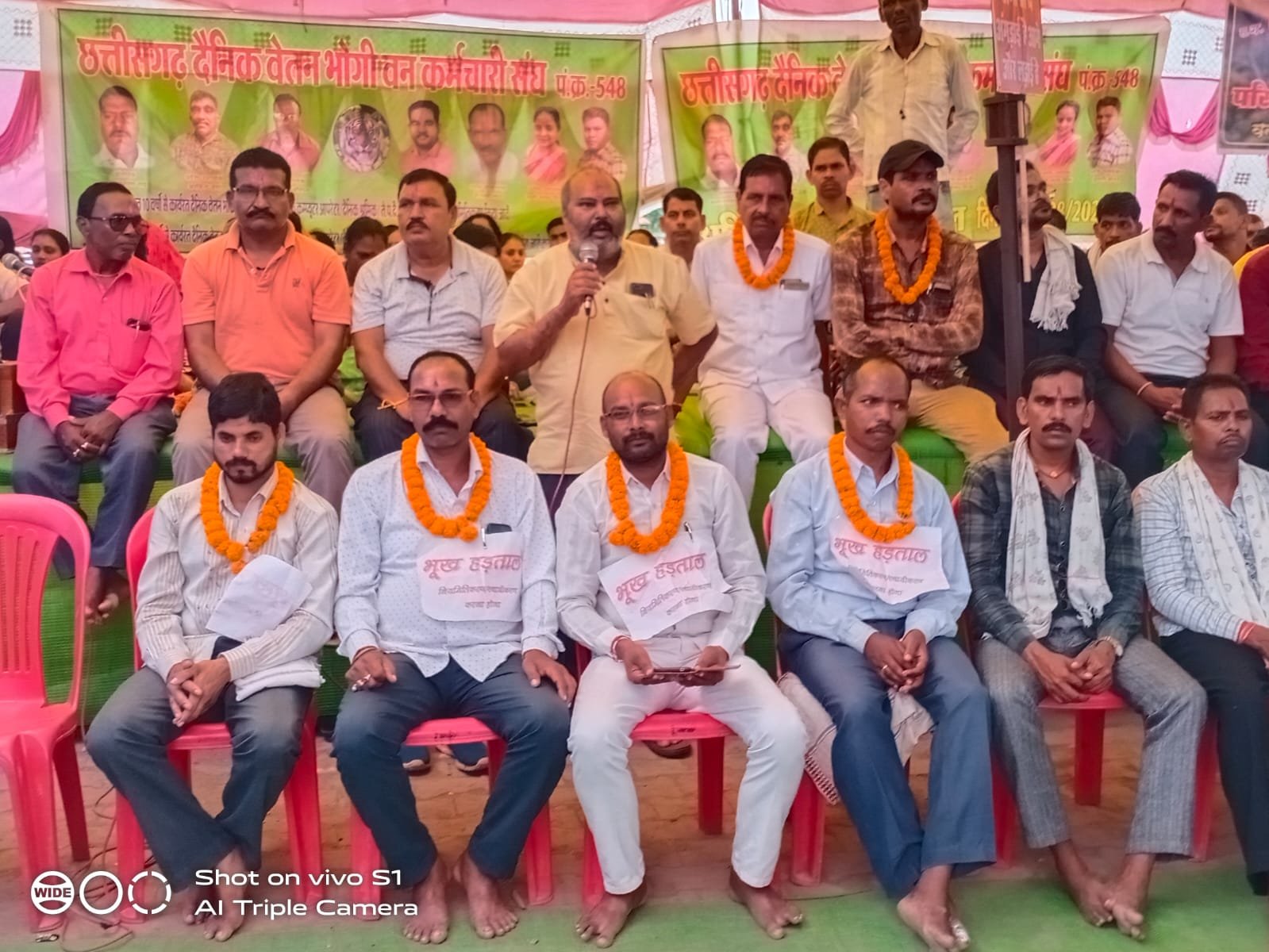 छत्तीसगढ़ स्वायत्तशासी कर्मचारी महासंघ ने नियमितीकरण की मांग को लेकर विगत 22 दिनों से आंदोलित वन कर्मचारी संघ को दिया समर्थन