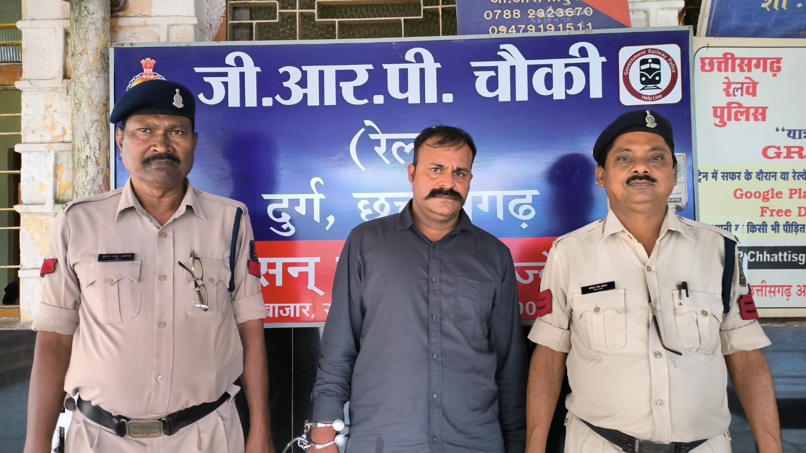 फर्जी आर्मी अफसर बने ठग ने दुर्ग के टीटीई को लिया झांसे में, आर्मी कैंटीन से एलसीडी दिलाने के नाम पर की 31 हजार की ठगी, जीआरपी पुलिस भिलाई ने पकड़ा दौड़ाकर फर्जी आर्मी अफसर बने ठग ने दुर्ग के टीटीई को लिया झांसे में, आर्मी कैंटीन से एलसीडी दिलाने के नाम पर की 31 हजार की ठगी, जीआरपी पुलिस भिलाई ने पकड़ा दौड़ाकर
