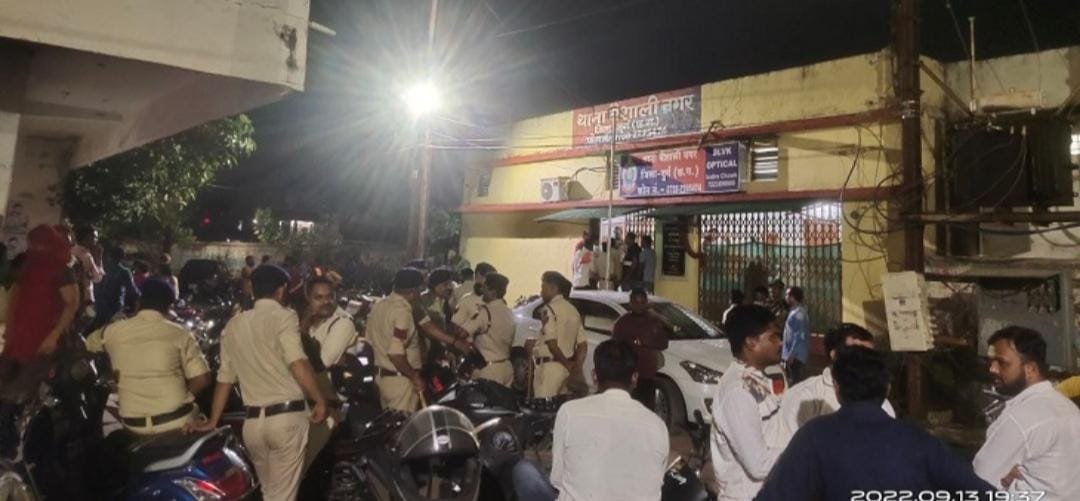 मामूली विवाद पर कांग्रेस-भाजपा आमने सामने, थाना घेरजमकर की नारेबाजी, लाठियां लहरा थाना कराया गया खाली, रात में पुलिस का पैदल मार्च भी, मामला वैशाली नगर का