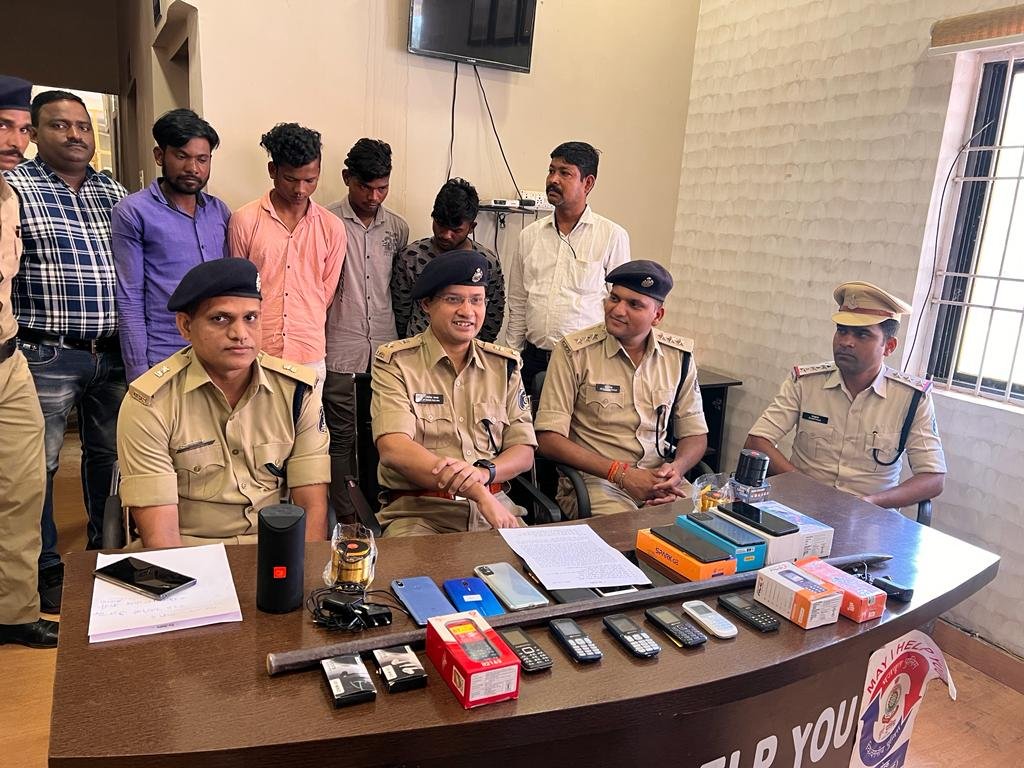 चोरी करते कैमरे में कैद होने वाले आरोपी सोशल मीडिया से हुए बेनकाब, एक महीने बाद पुलिस गिरफ्त में…., सत्रह महंगे मोबाइल, पांच स्पीकर, दो बाईक जब्त चोरी करते कैमरे में कैद होने वाले आरोपी सोशल मीडिया से हुए बेनकाब, एक महीने बाद पुलिस गिरफ्त में…., सत्रह महंगे मोबाइल, पांच स्पीकर, दो बाईक जब्त