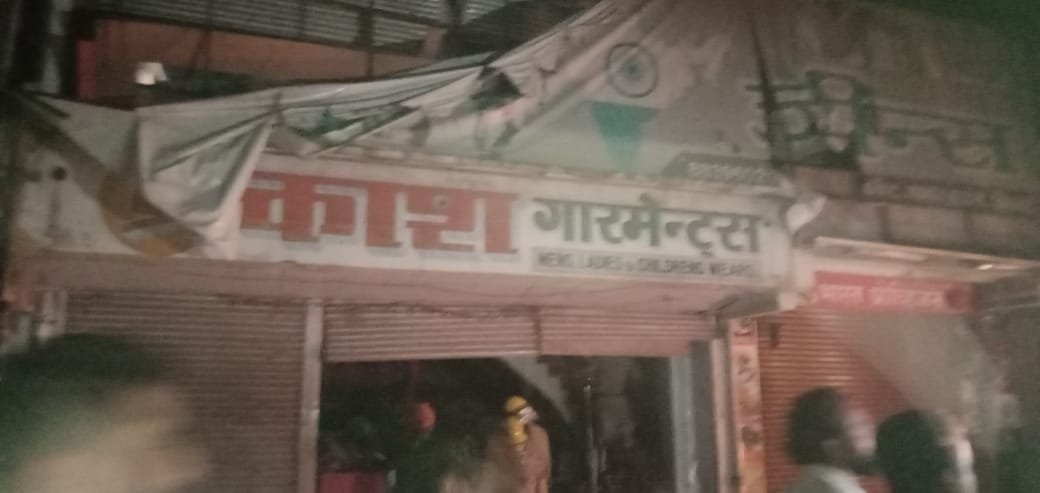 आगजनी की घटना के विरोध में बंद रहा जवाहर मार्केट, व्यापारी संघ ने पुलिस अधीक्षक को ज्ञापन सौंप छावनी थाना प्रभारी के खिलाफ कार्रवाई की रखी मांग, मार्केट के अंदर जुलूस, रैली एवं आतिशबाजी पर लगे रोक, व्यापारी और टीआई के मध्य तीखी नोकझोंक का देखें वीडियो