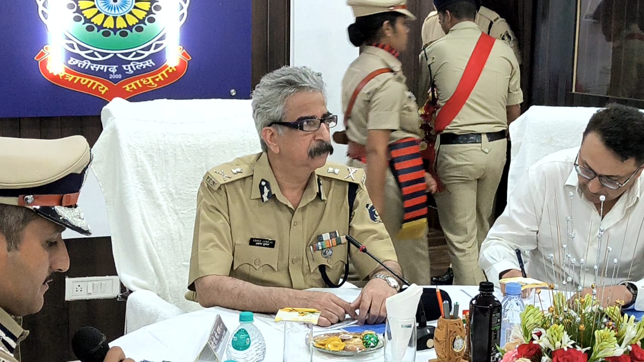 पुलिस कंट्रोल रूम भिलाई में डीजीपी 4 आईजी की मौजूदगी में दुर्ग संभाग के सभी एसपी के साथ ले रहे समीक्षा बैठक