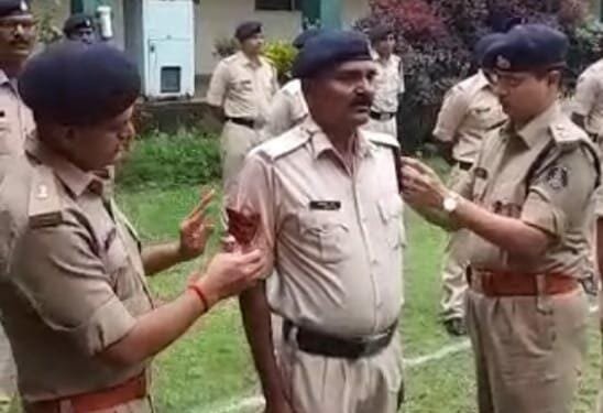पदोन्नत 75 प्रधान आरक्षकों को लगा “बैच”
