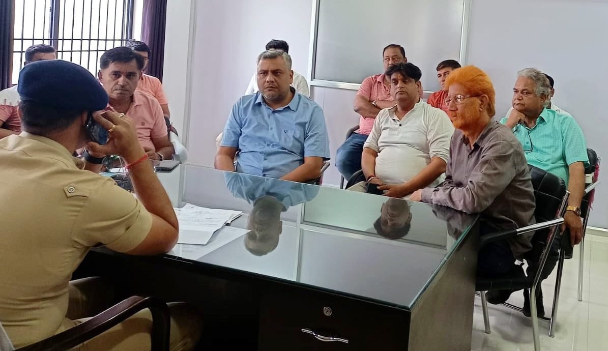 पाऱख ज्वेलर्स से राधाकृष्ण होटल तक मार्ग को रैलियों के लिए किया जाये प्रतिबंधित, चेंबर ने कलेक्टर के नाम डीएसपी को सौंपा ज्ञापन