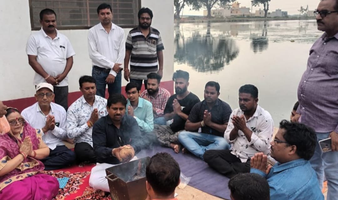 प्रधानमंत्री के जन्मदिन पर कुरूद में हवन पूजन कर बाँटी खीर