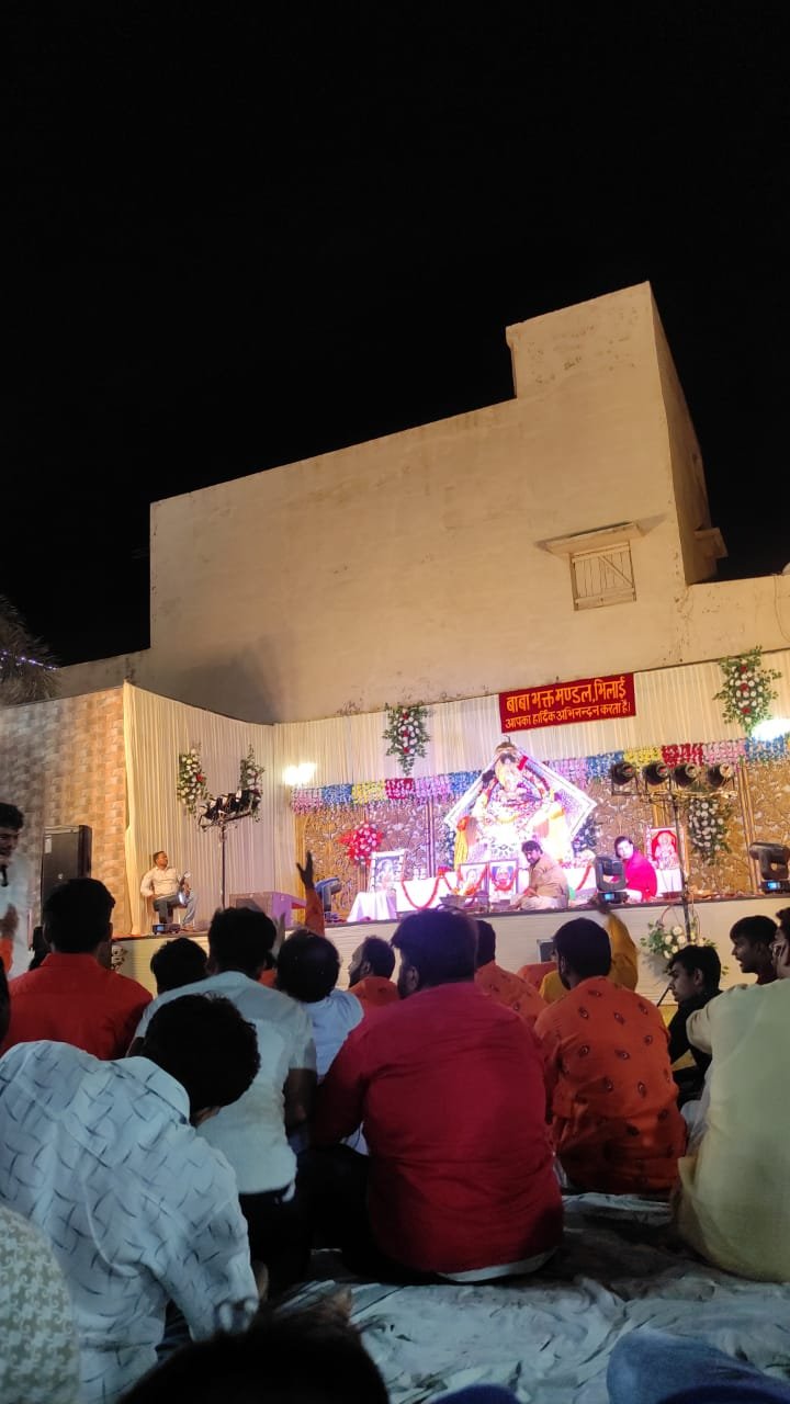 बाबा भक्त मंडल द्वारा श्री श्याम सकीर्तन संध्या में  भक्तगण प्रसाद ग्रहण कर बाबा का लिया आशीर्वाद