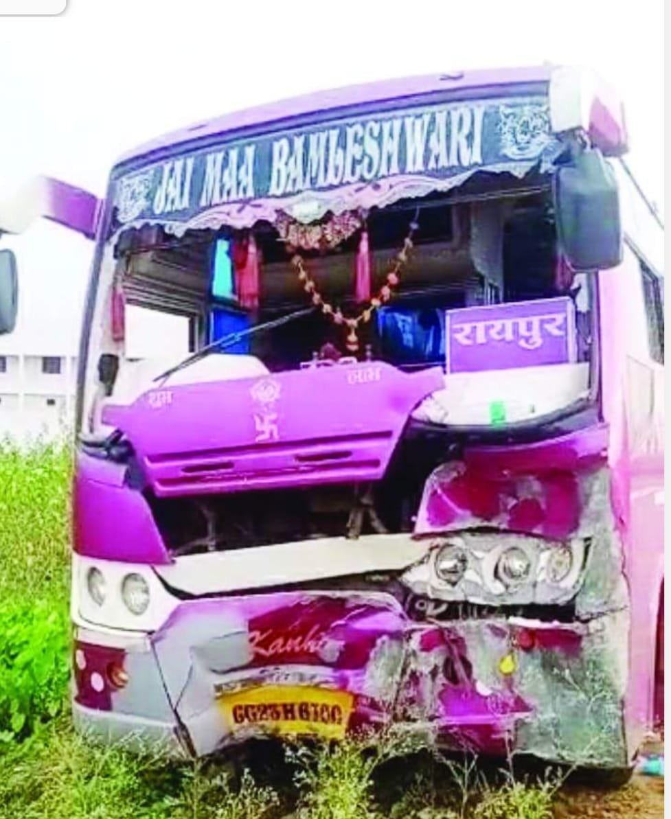 बस बाइक में टक्कर, एक ही परिवार के तीन की मौत, नेशनल हाईवे धमतरी रायपुर की घटना बस बाइक में टक्कर, एक ही परिवार के तीन की मौत, नेशनल हाईवे धमतरी रायपुर की घटना