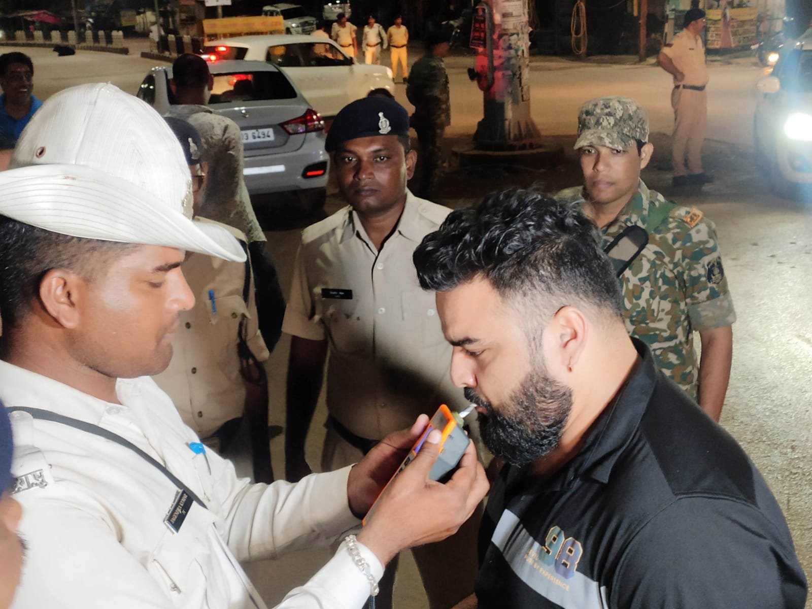रात के अंधेरे में काले कारनामे करने वालों की खैर नहीं ,पुलिस अधीक्षक दुर्ग ने ऐसे मनचलो को पकड़ने संभाली कमान, कार्रवाई का फेसबुक लाइव कर अइय्याशो के चेहरे किए उजागर, चार बार कराए बंद