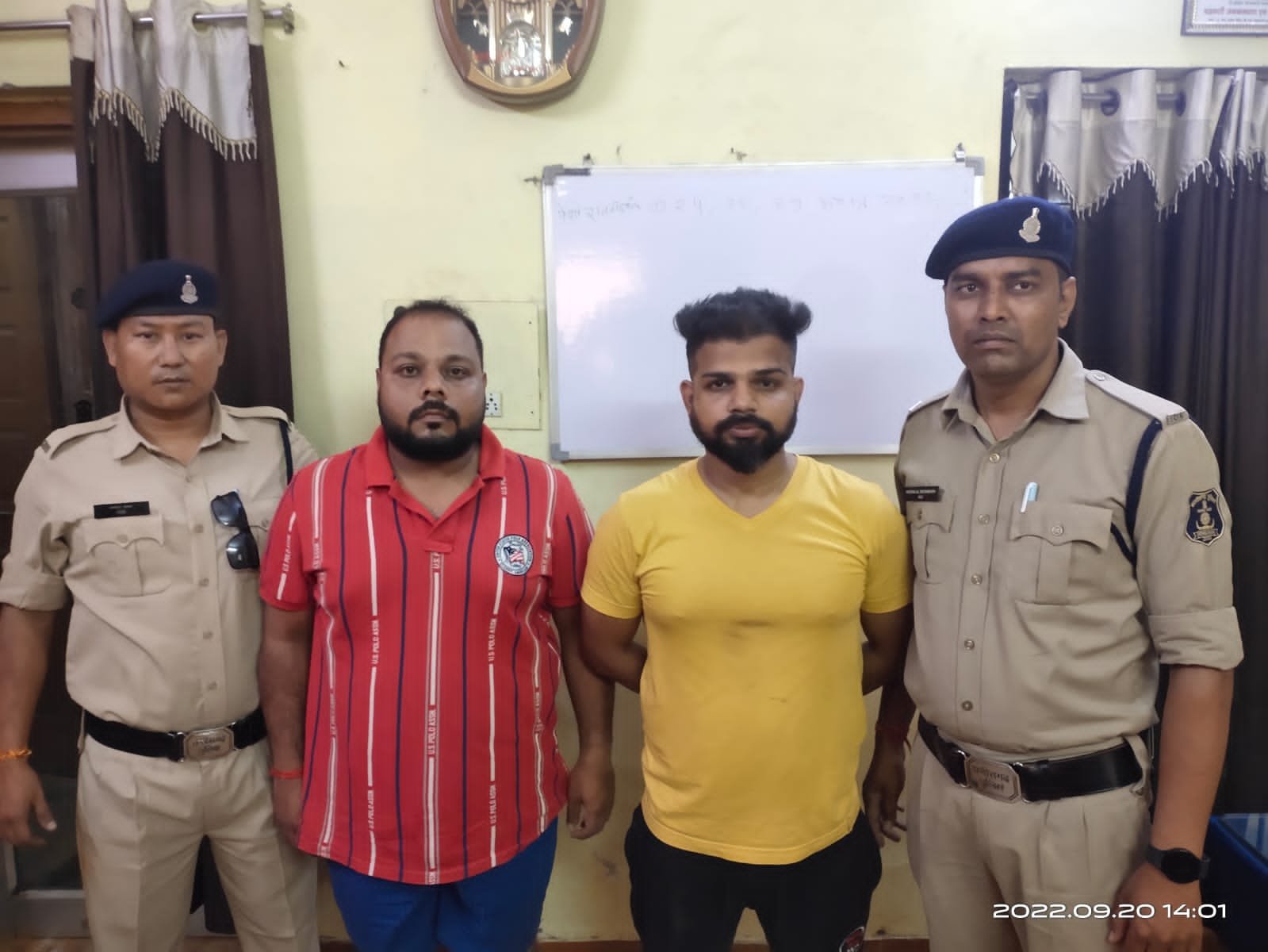 महादेव एप सट्टा कारोबार के 2 गुर्गों को धर दबोचा दुर्ग पुलिस ने, हेड ऑफिस दुबई ,भारत में 6 मेट्रो सिटी की ब्रांच से ऑपरेट हो रहा कारोबार, व्यापार बढ़ाने रेव पार्टियों को बनाया माध्यम महादेव एप सट्टा कारोबार के 2 गुर्गों को धर दबोचा दुर्ग पुलिस ने, हेड ऑफिस दुबई ,भारत में 6 मेट्रो सिटी की ब्रांच से ऑपरेट हो रहा कारोबार, व्यापार बढ़ाने रेव पार्टियों को बनाया माध्यम