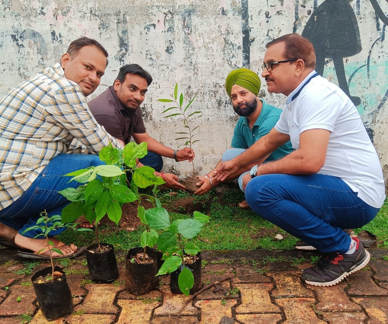 श्रम दान से घासीदास नगर तालाब परिसर की बढाई खूबसूरती, युवा मोर्चा का सेवा पखवाड़ा में 2 तक अनेक आयोजन श्रम दान से घासीदास नगर तालाब परिसर की बढाई खूबसूरती, युवा मोर्चा का सेवा पखवाड़ा में 2 तक अनेक आयोजन