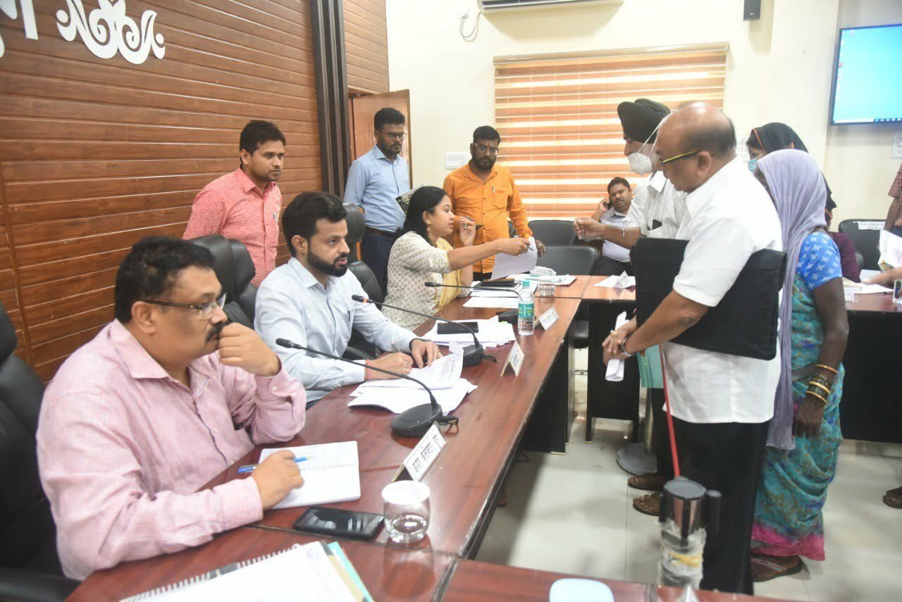 कक्षा के भीतर शिक्षकों का मोबाईल वर्जित कराने सहित जन चौपाल में आए अनेक अनूठे आवेदन कक्षा के भीतर शिक्षकों का मोबाईल वर्जित कराने सहित जन चौपाल में आए अनेक अनूठे आवेदन