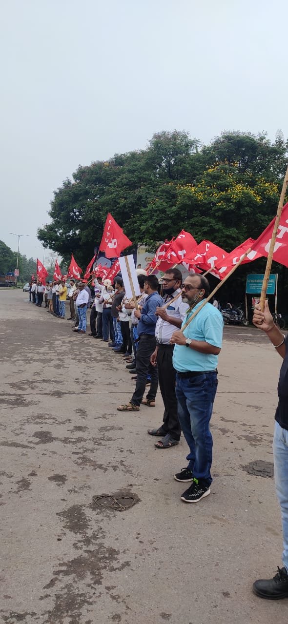 सम्मानजनक बोनस पाने बोरिया गेट पर बीएसपी कर्मियों का प्रदर्शन, सीटू के आह्वान पर सड़क पर उत्तरे कर्मी, प्रबंधन के अड़ियल रवैया से आक्रोशित