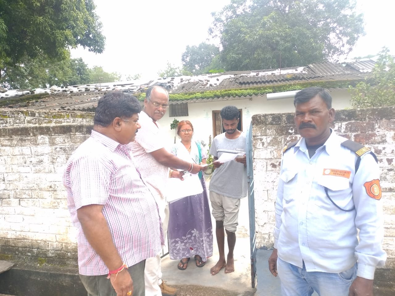 बीएसपी द्वारा खुर्सीपार में 100 अवैध कब्जे धारियों को आवास खाली करने थमाया नोटिस