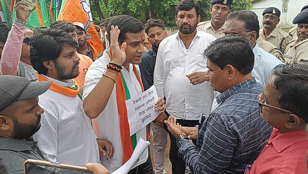 शहीद वीर प्रवीण सिंह के समाधि स्थल के समीप बनाया अघोषित ट्रेंचिंग ग्राउंड , विरोध स्वरूप भाजयुमो ने महापौर एवं निगम आयुक्त की जलाई तस्वीरें, किया जमकर प्रदर्शन, देखिए वीडियो शहीद वीर प्रवीण सिंह के समाधि स्थल के समीप बनाया अघोषित ट्रेंचिंग ग्राउंड , विरोध स्वरूप भाजयुमो ने महापौर एवं निगम आयुक्त की जलाई तस्वीरें, किया जमकर प्रदर्शन, देखिए वीडियो