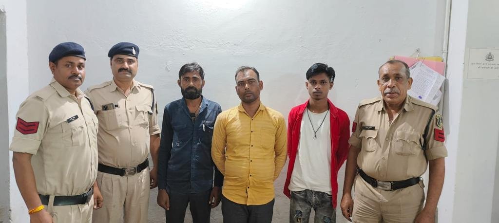 ऑनलाइन सट्टा, महादेव ऐप के कारोबार में लिप्त जिले से 80 सटोरियों को दुर्ग पुलिस ने किया गिरफ्तार करीब 75 हजार, लैपटॉप मोबाइल फोन भी जप्त,एण्टी क्राईम एवं सायबर यूनिट एवं एक दर्जन थाने की पुलिस टीमों की संयुक्त कार्रवाई