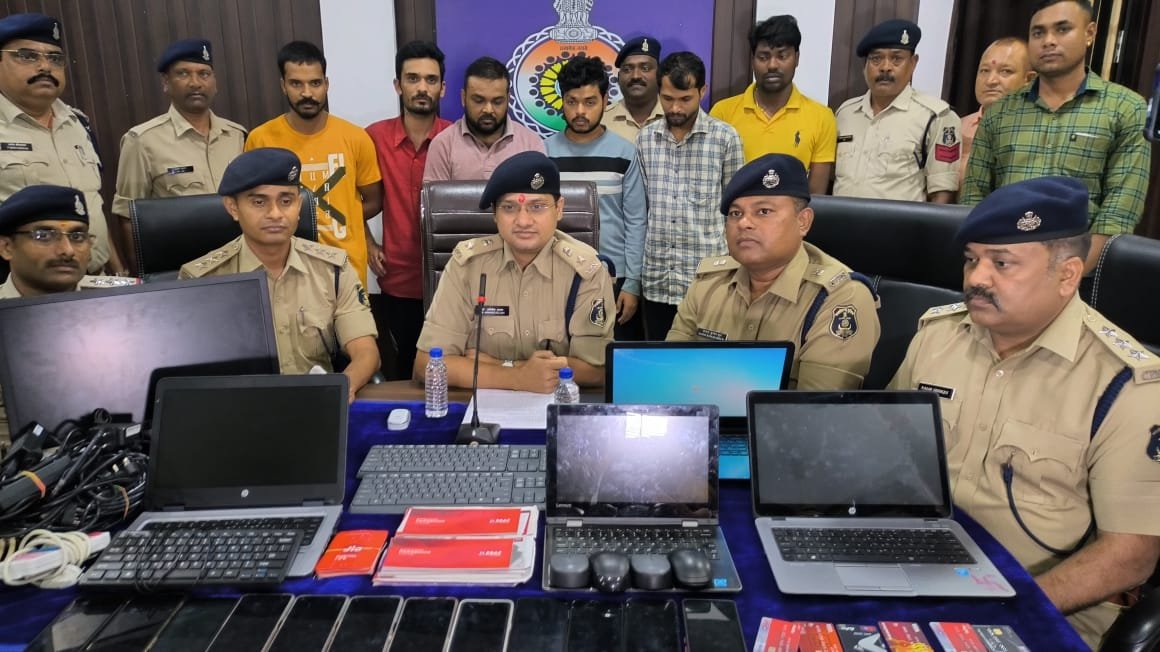 डिजिटल संसाधनों से लैस झोपड़ी से महादेव ऐप के ऑपरेटर अंतरराष्ट्रीय स्तर पर कर रहे थे सट्टे का कारोबार, 12 मोबाइल, 4 लैपटॉप इंटरनेट ब्रॉडबैंड कनेक्शन बरामद , 6 गुर्गे गिरफ्तार