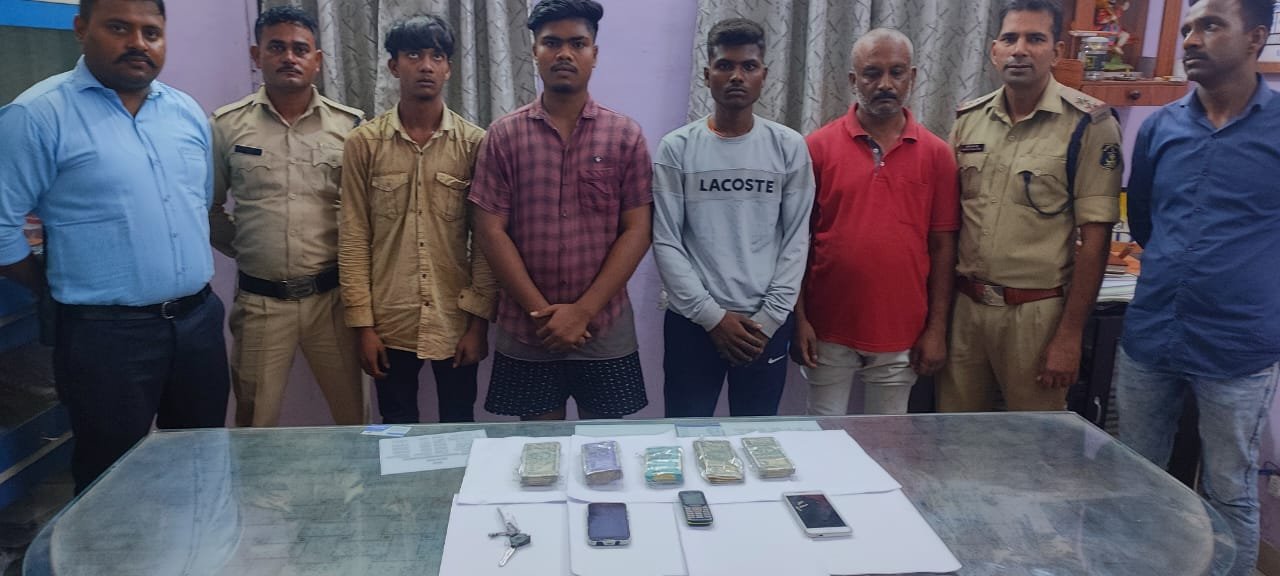 पूर्व ड्राइवर ने ही लूटा अपने मालिक को, 9 माह पूर्व ही हेरा फेरी के कारण निकाला गया था, तीन साथियों के साथ दिया घटना को अंजाम, चार गिरफ्तार पूर्व ड्राइवर ने ही लूटा अपने मालिक को, 9 माह पूर्व ही हेरा फेरी के कारण निकाला गया था, तीन साथियों के साथ दिया घटना को अंजाम, चार गिरफ्तार