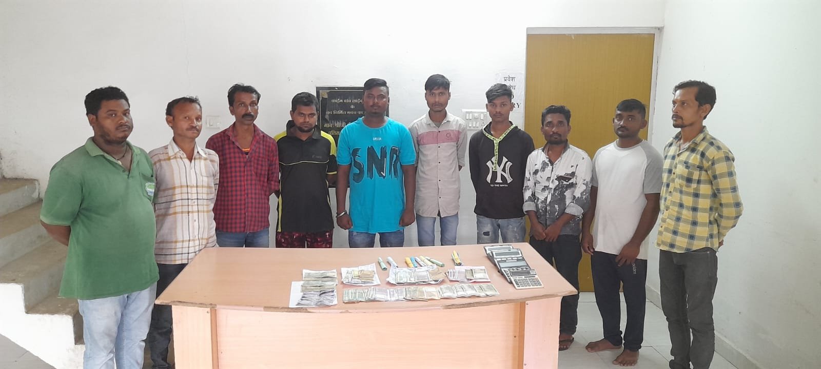 दुर्ग पुलिस ने 10 सटोरियों को किया गिरफ्तार, 8 दिनों से लगातार जारी कार्यवाही में महादेव एप, ऑनलाइन सट्टा कारोबार में लिप्त धरे गए 100 आरोपी