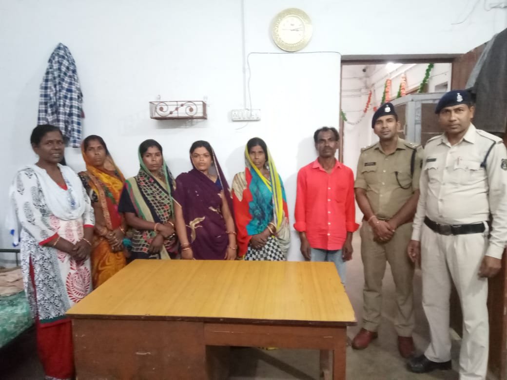 अन्तर्राज्यीय बच्चा चोर गिरोह के 4 महिलाओं सहित पांच आरोपियों को किया गिरफ्तार, खुर्सीपार पुलिस ने जन सहयोग से पकड़ा