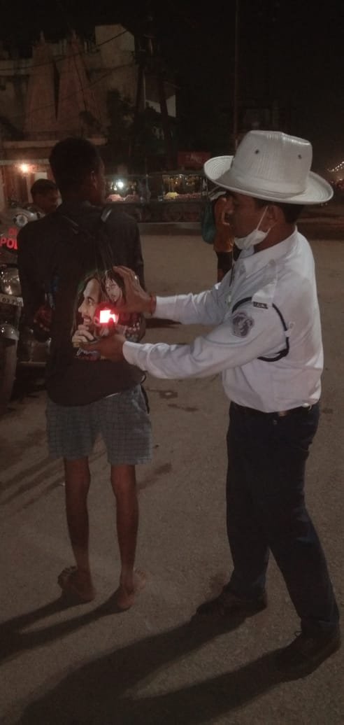 पद यात्रियों को सुरक्षा प्रदान करने दुर्ग पुलिस की अनूठी मुहिम, बैग एवं पीठ पर चस्पा किया जा रहा है रेडियम स्टीकर, लाइट पड़ते ही हो जाए विजिबल