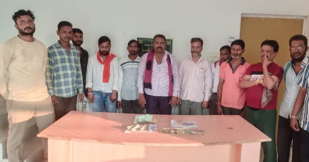 ऑनलाइन सट्टा कारोबार के खिलाफ जिले में दसवें दिन भी की गई कार्यवाही पकड़े गए 11 आरोपी, नगद, मोबाइल एवं सट्टा का लेखा-जोखा बरामद ऑनलाइन सट्टा कारोबार के खिलाफ जिले में दसवें दिन भी की गई कार्यवाही पकड़े गए 11 आरोपी, नगद, मोबाइल एवं सट्टा का लेखा-जोखा बरामद