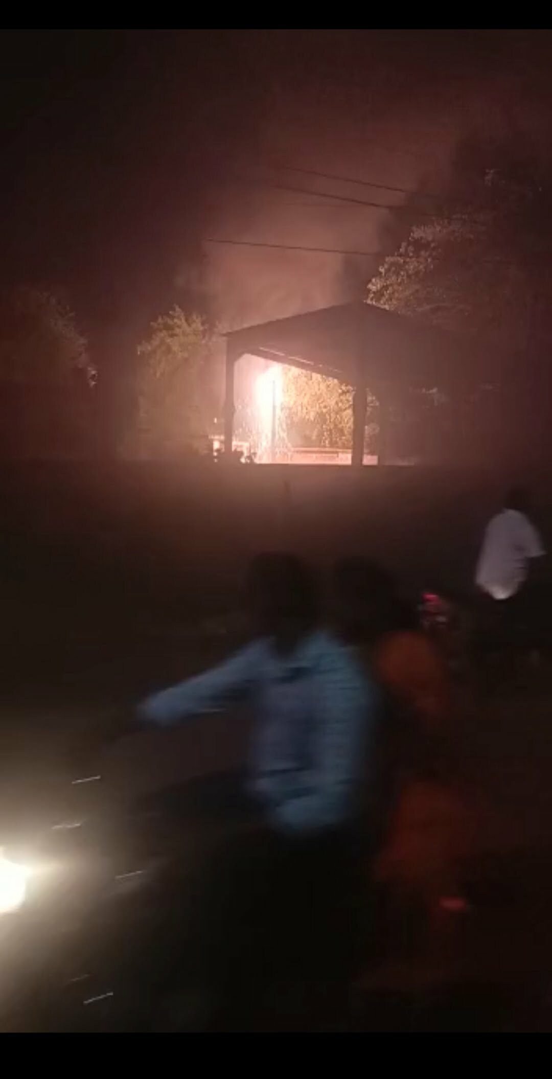 पावर जिम सेक्टर 6 के पास विद्युत पोल में विस्फोट के साथ उठी आग की लपटें, विद्युत विभाग ने पहुंच स्थिति को किया नियंत्रित, कोई जनहानि नहीं, देखिए वीडियो