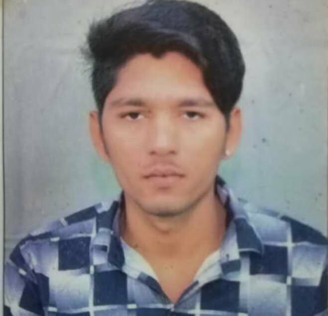 तेज रफ्तार बाइक सवार खड़ी मिक्सर मशीन में जा भिड़ा मौत, विगत माह स्कूली छात्रा की मिक्सर मशीन की ठोकर से हुई थी मौत