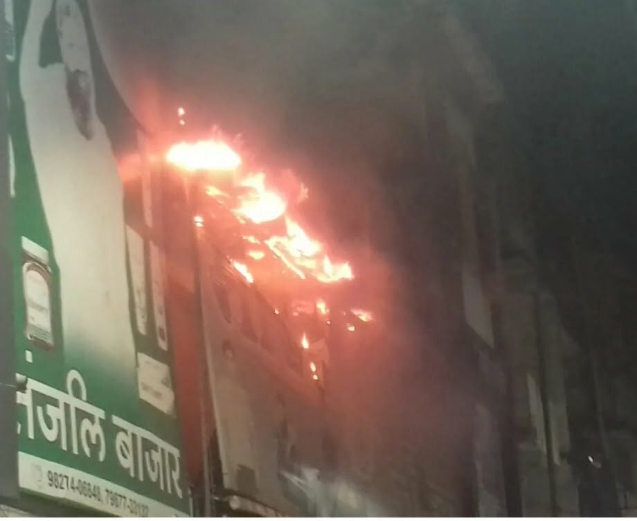 भिलाई के सबसे बड़े मार्केट पावर हाउस की तीन मंजिला कपड़ा दुकान में लगी आग, अग्निशमन वाहन मौके पर, प्रथम 2 मंजिल की बुझाई गई आग भिलाई के सबसे बड़े मार्केट पावर हाउस की तीन मंजिला कपड़ा दुकान में लगी आग, अग्निशमन वाहन मौके पर, प्रथम 2 मंजिल की बुझाई गई आग