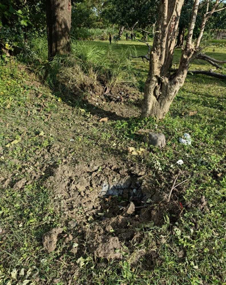 साप्ताहिक बाजार के दिन नक्सलियों ने लगाया विस्फोटक आईईडी, सीमा सुरक्षा बल ने किया नष्ट, आम जनता सुरक्षा बलों को नुकसान पहुंचाने का था इरादा, मंसूबों को नाकाम करता देखें वीडियो साप्ताहिक बाजार के दिन नक्सलियों ने लगाया विस्फोटक आईईडी, सीमा सुरक्षा बल ने किया नष्ट, आम जनता सुरक्षा बलों को नुकसान पहुंचाने का था इरादा, मंसूबों को नाकाम करता देखें वीडियो