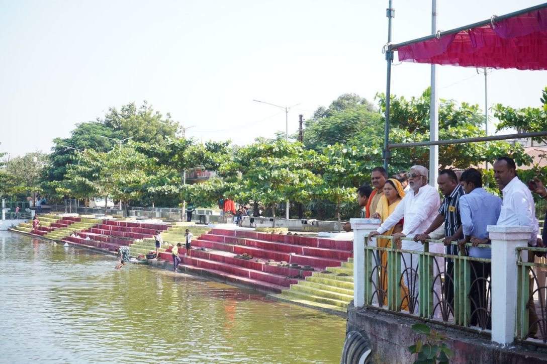 पूर्व विधानसभा अध्यक्ष पहुंचे छठ घाट तालाबों का निरीक्षण कर लिया तैयारियों का जायजा