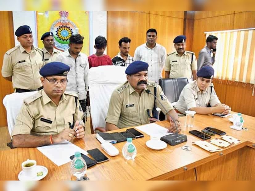 19 ग्राम ब्राउन शुगर के साथ भिलाई दुर्ग के तीन तस्कर बॉर्डर पार करते दबोचे गए, बाइक में नागपुर से ला रहे थे, भिलाई दुर्ग में खपाने की थी योजना 19 ग्राम ब्राउन शुगर के साथ भिलाई दुर्ग के तीन तस्कर बॉर्डर पार करते दबोचे गए, बाइक में नागपुर से ला रहे थे, भिलाई दुर्ग में खपाने की थी योजना