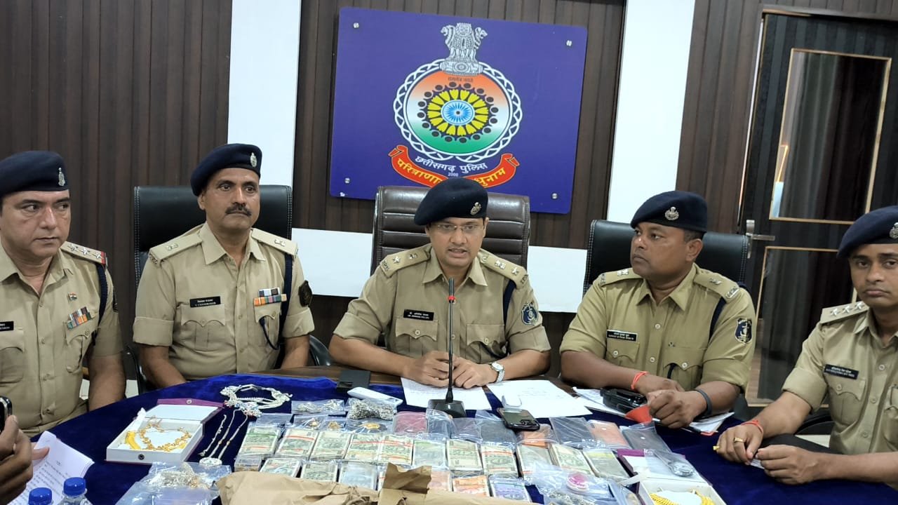 कुम्हारी के सनसनीखेज सामूहिक हत्याकांड रुपए, संपत्ति, आपसी वैमनस्यता बना कारण, लूट की रकम करीब आठ लाख जप्त, तीनों आरोपी अपराधिक प्रवृत्ति के कुम्हारी के सनसनीखेज सामूहिक हत्याकांड रुपए, संपत्ति, आपसी वैमनस्यता बना कारण, लूट की रकम करीब आठ लाख जप्त, तीनों आरोपी अपराधिक प्रवृत्ति के