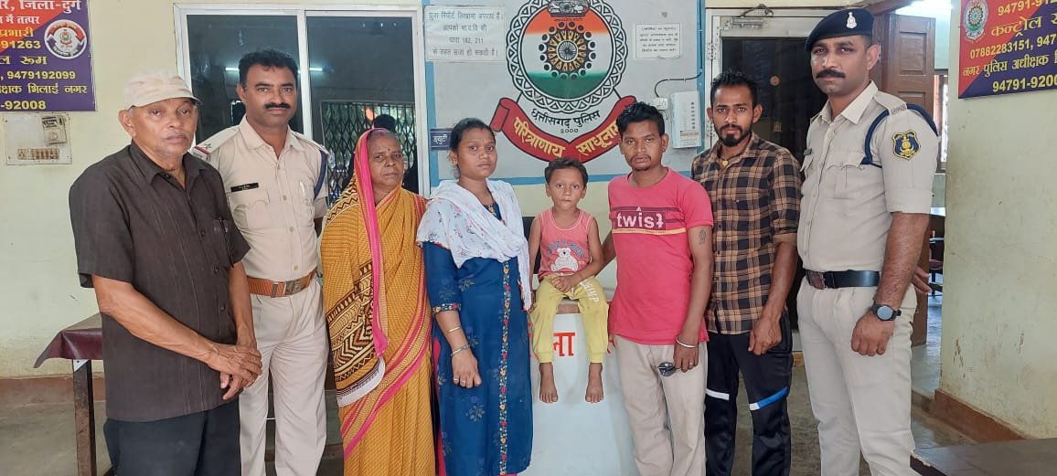 खोए हुए 6 वर्षीय अबोध बालक को आधे घंटे में परिवार को सौप कर स्मृति नगर पुलिस ने लौटाई खुशियां खोए हुए 6 वर्षीय अबोध बालक को आधे घंटे में परिवार को सौप कर स्मृति नगर पुलिस ने लौटाई खुशियां