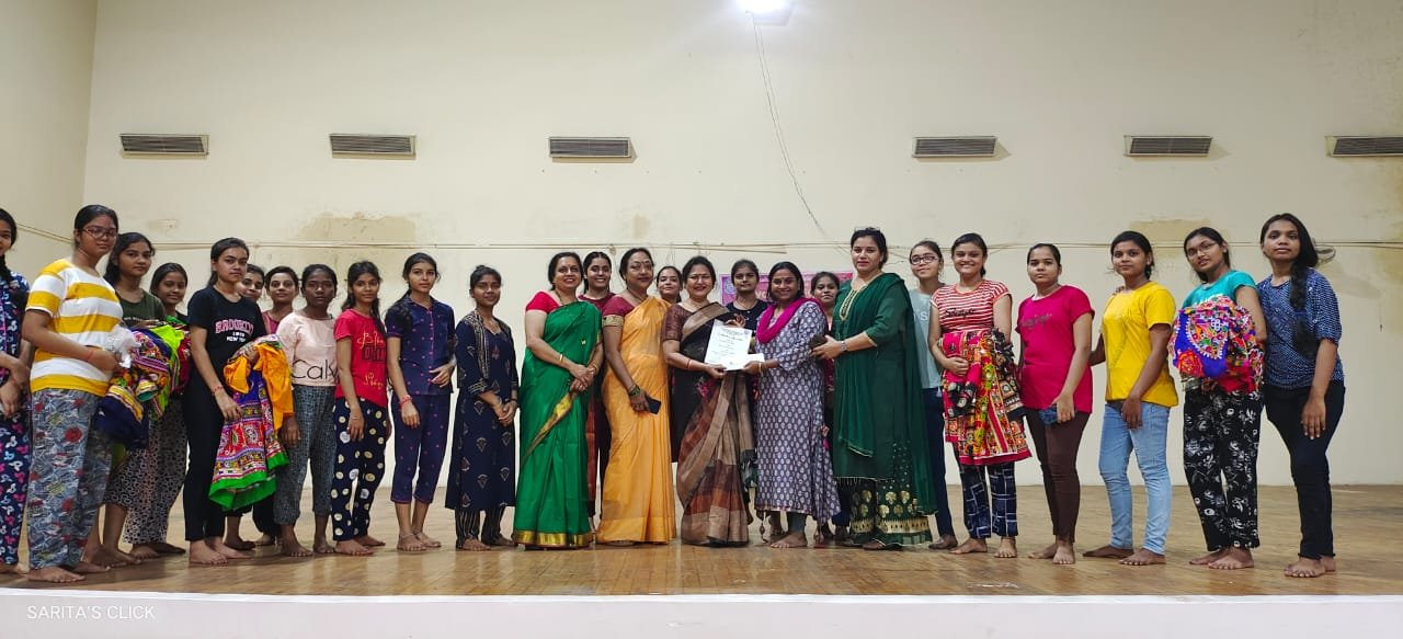 भिलाई महिला महाविद्यालय द्वारा आयोजित गरबा डांस प्रशिक्षण में 200 छात्राओं ने सीखा नृत्य भिलाई महिला महाविद्यालय द्वारा आयोजित गरबा डांस प्रशिक्षण में 200 छात्राओं ने सीखा नृत्य