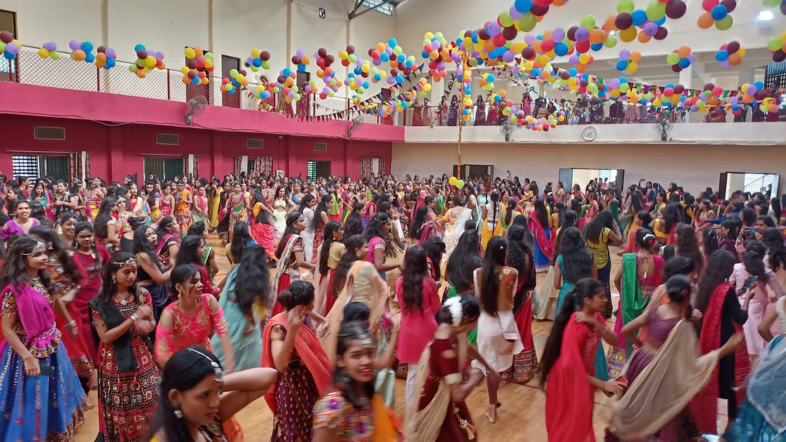भिलाई महिला महाविद्यालय में नवरात्रि के उपलक्ष्य में हुआ गरबा का वृहद आयोजन, पारंपरिक परिधानों में सजी छात्राओं ने जमकर किया एन्जॉय