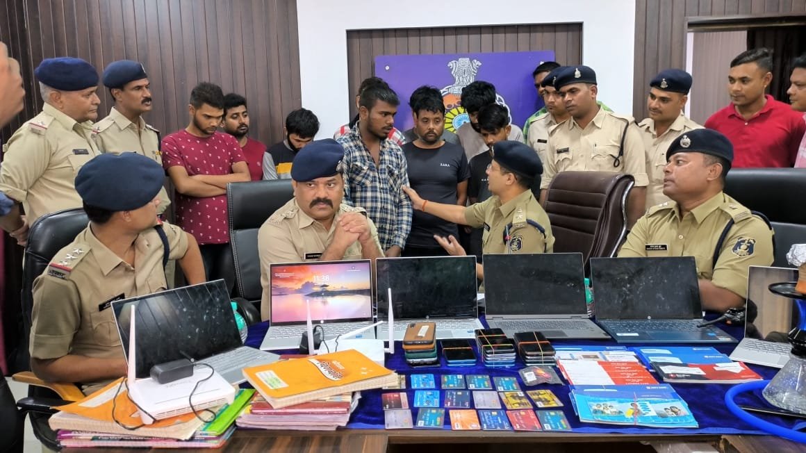 महादेव एप्प के छिंदवाड़ा ब्रांच से अंतरराष्ट्रीय स्तर पर भारत-साउथ अफ्रीका मैच पर लग रहा था सट्टे का दाव, पहुंची दुर्ग पुलिस ने 9 ऑपरेटर गिरफ्तार