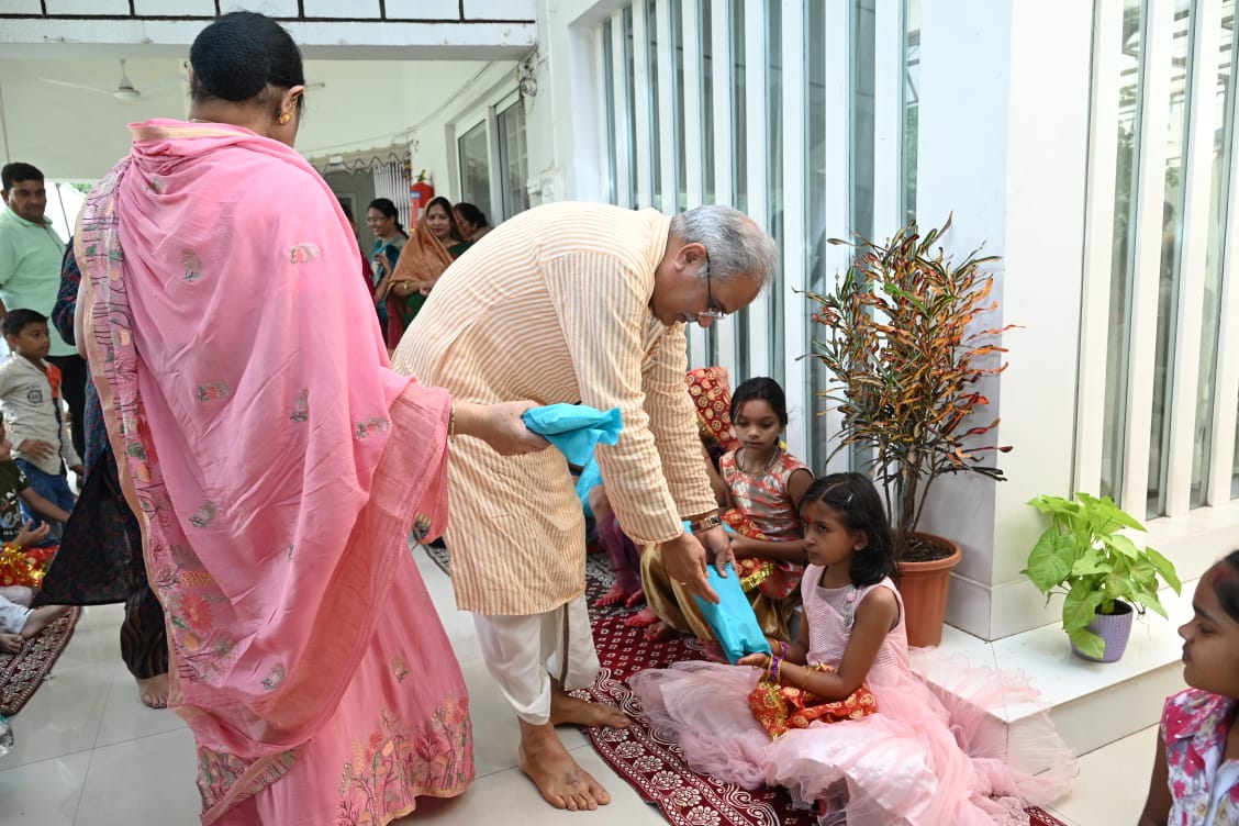 भिलाई-3 निवास में कन्याओं को भोजन परोस मुख्यमंत्री ने मांगा आशीर्वाद