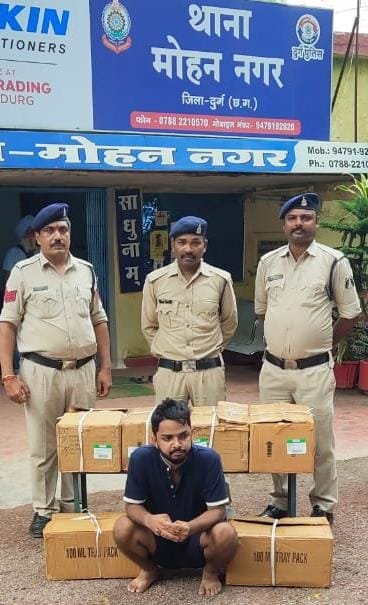 दुर्ग में पकड़ाया 1.12 लाख का प्रतिबंधित नशीला सिरप, बेचने निकला आरोपी गिरफ्तार दुर्ग में पकड़ाया 1.12 लाख का प्रतिबंधित नशीला सिरप, बेचने निकला आरोपी गिरफ्तार