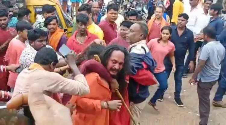 चाहे वह भीख मांग कर खाने वाले हों या फिर फेरी वाला-सबके लिए मुसीबत बनी बच्चा चोर गिरोह की अफवाह