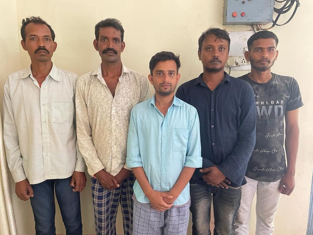 साधुओं को पीटने वाले 5 गिरफ्तार, लोगों को उकसाने वाले एवं खड़े होकर तमाशा देखने वालों पर भी होगी कार्यवाही, करीब 30 की तलाश जारी, साधुओं को पीटने वाले 5 गिरफ्तार, लोगों को उकसाने वाले एवं खड़े होकर तमाशा देखने वालों पर भी होगी कार्यवाही, करीब 30 की तलाश जारी,