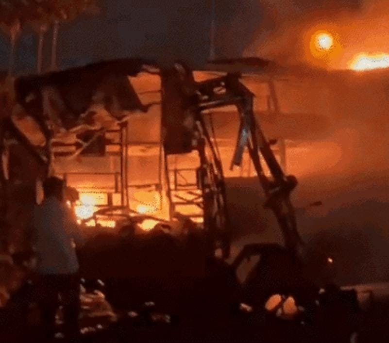 एक्सीडेंट होते ही बस में ब्लास्ट, 11 ज़िंदा जले, 38 जख्म भेजे गए अस्पताल, देखें विडियो में आग से घिरी बस