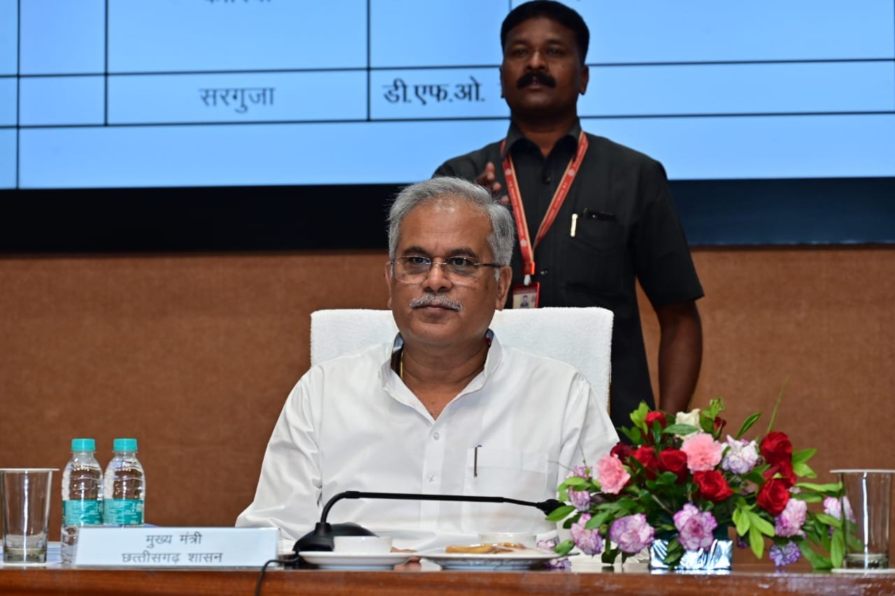 राजस्व विभाग के कामकाज से मुख्यमंत्री नाराज, पटवारियों के होंगे तबादले, कमिश्नर, कलेक्टरों से कहा दफ्तर से निकले, तहसीलों का निरीक्षण करें