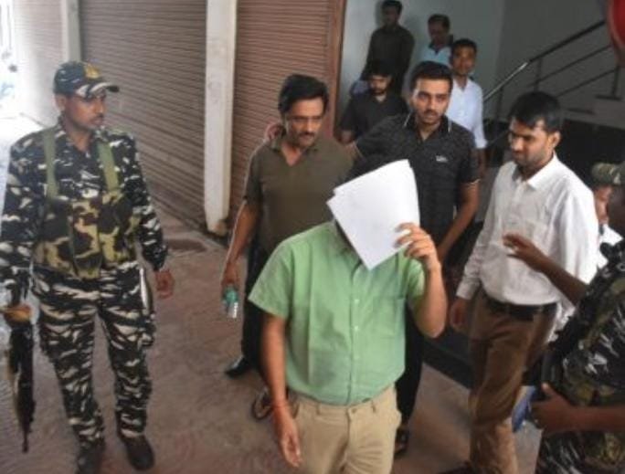 आईएएस और करोबारियों का मेडिकल चेकअप करा ईडी ने कोर्ट में किया पेश, मुंह छिपाते कैमरे से बचते रहे गिरफ्तार अफसर
