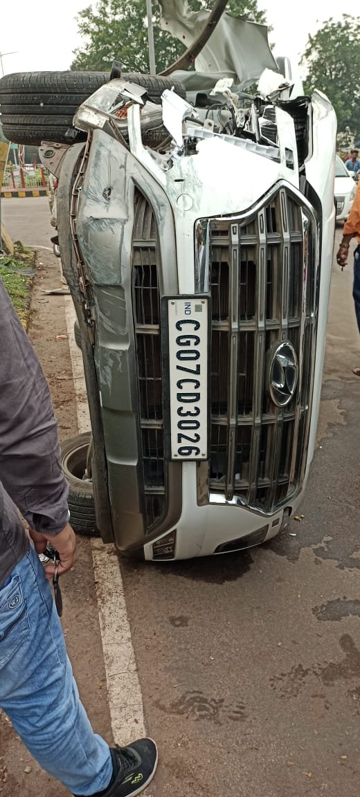 अभी-अभी बीएसएनएल चौक सेक्टर 1 मोड पर डिवाइडर से टकराकर पलटी क्रेटा कार, महिला चालक रूफटॉप विंडो से सुरक्षित निकली बाहर, कोई हताहत नहीं