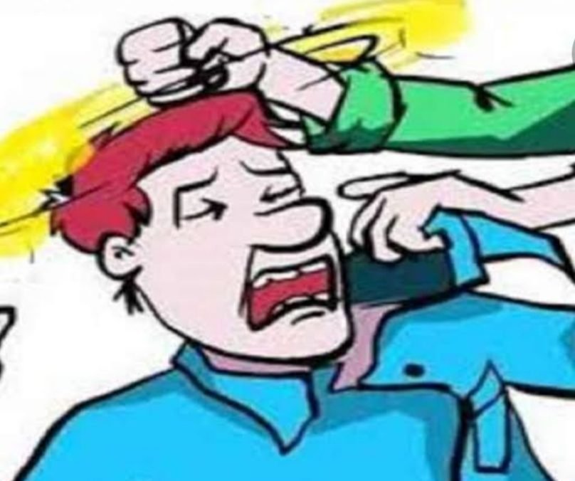 सिविक सेंटर में जमकर मारपीट, ईट से फोड़ दिया सिर, जांच में जुटी पुलिस सिविक सेंटर में जमकर मारपीट, ईट से फोड़ दिया सिर, जांच में जुटी पुलिस