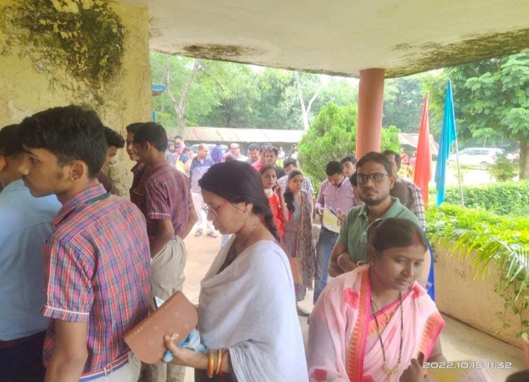 डीएवी स्कूल मैनेजमेंट पर भड़के पैरेंट्स, पीटीएम बुला घंटों फीस की लाईन में किया खडा़